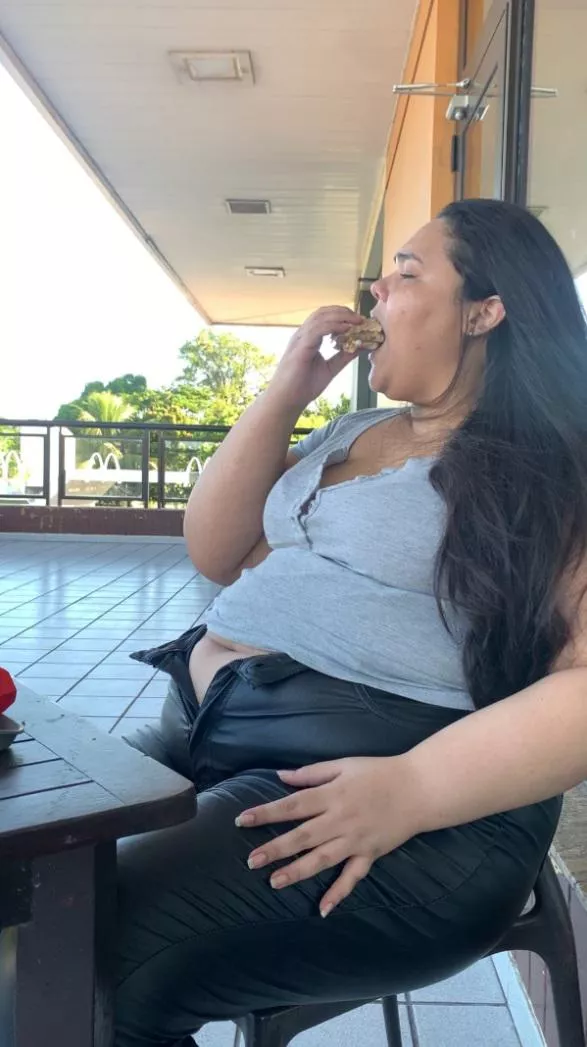 Public piglet posted by thatfatterguineapig