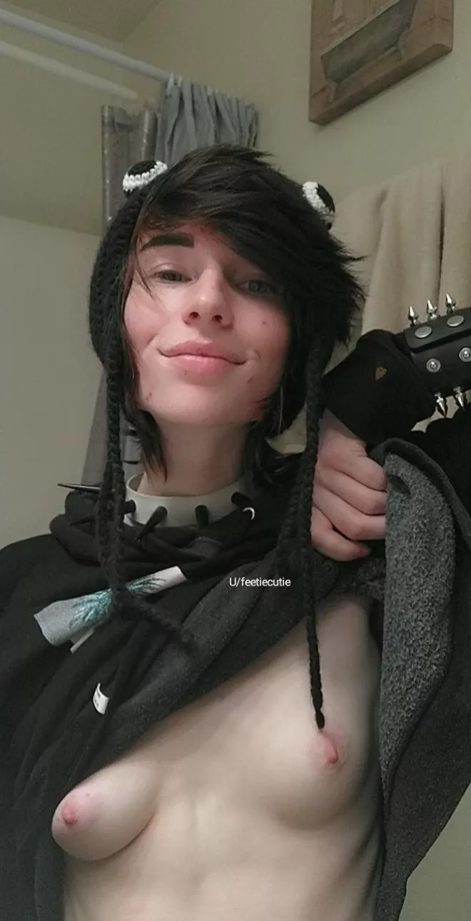 Punk chicks are more fun, sorry not sorry! posted by feetiecutie