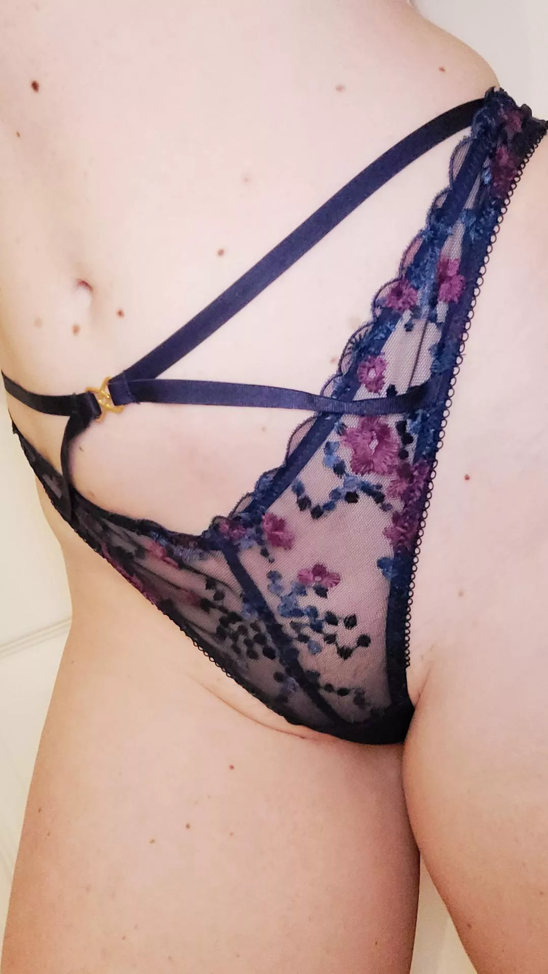 Pussy pleaser right here!! Do you want my THONG?? posted by JuiletsSecret