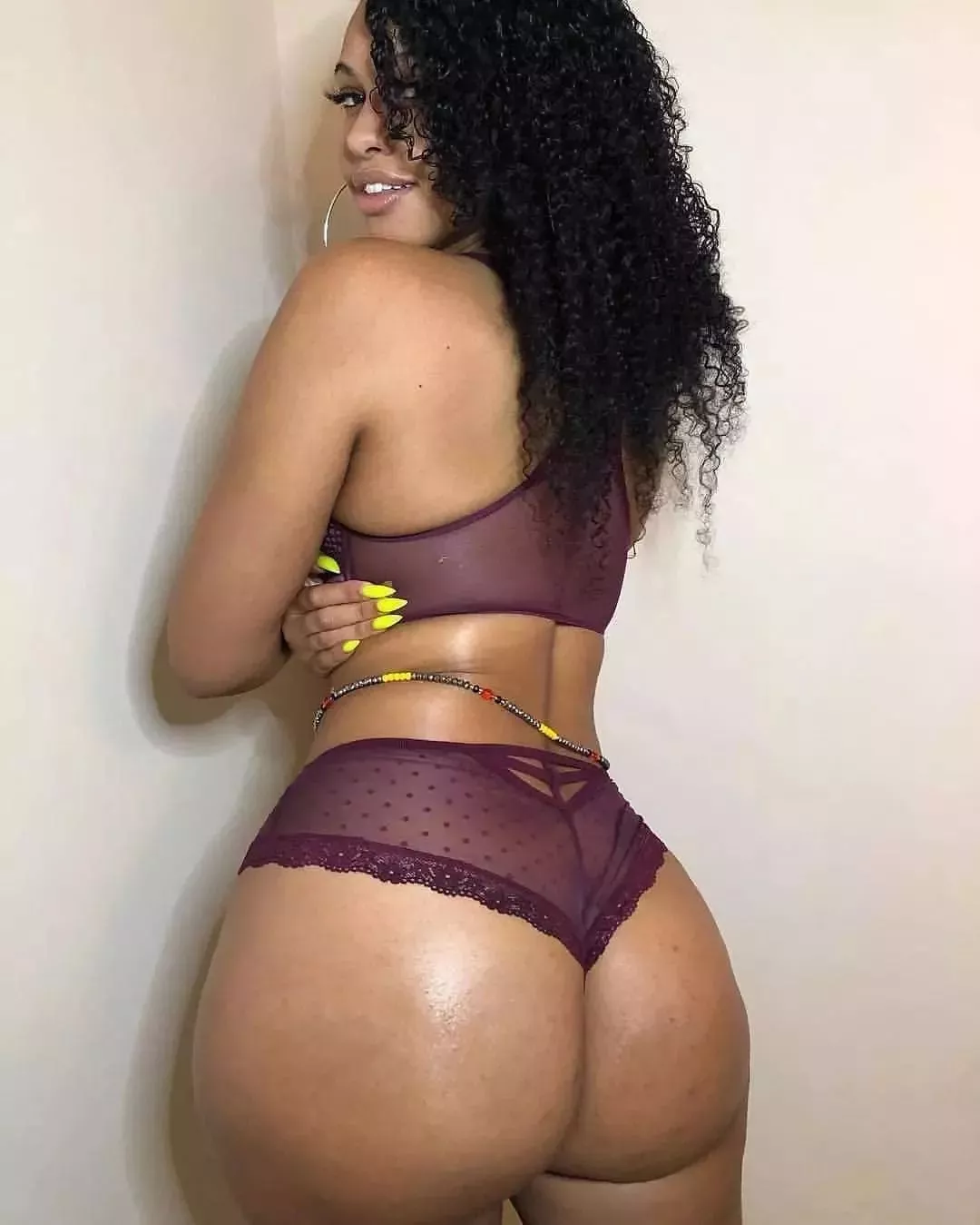 Put me in the corner 🍑👀🤤 posted by Ass-Tray