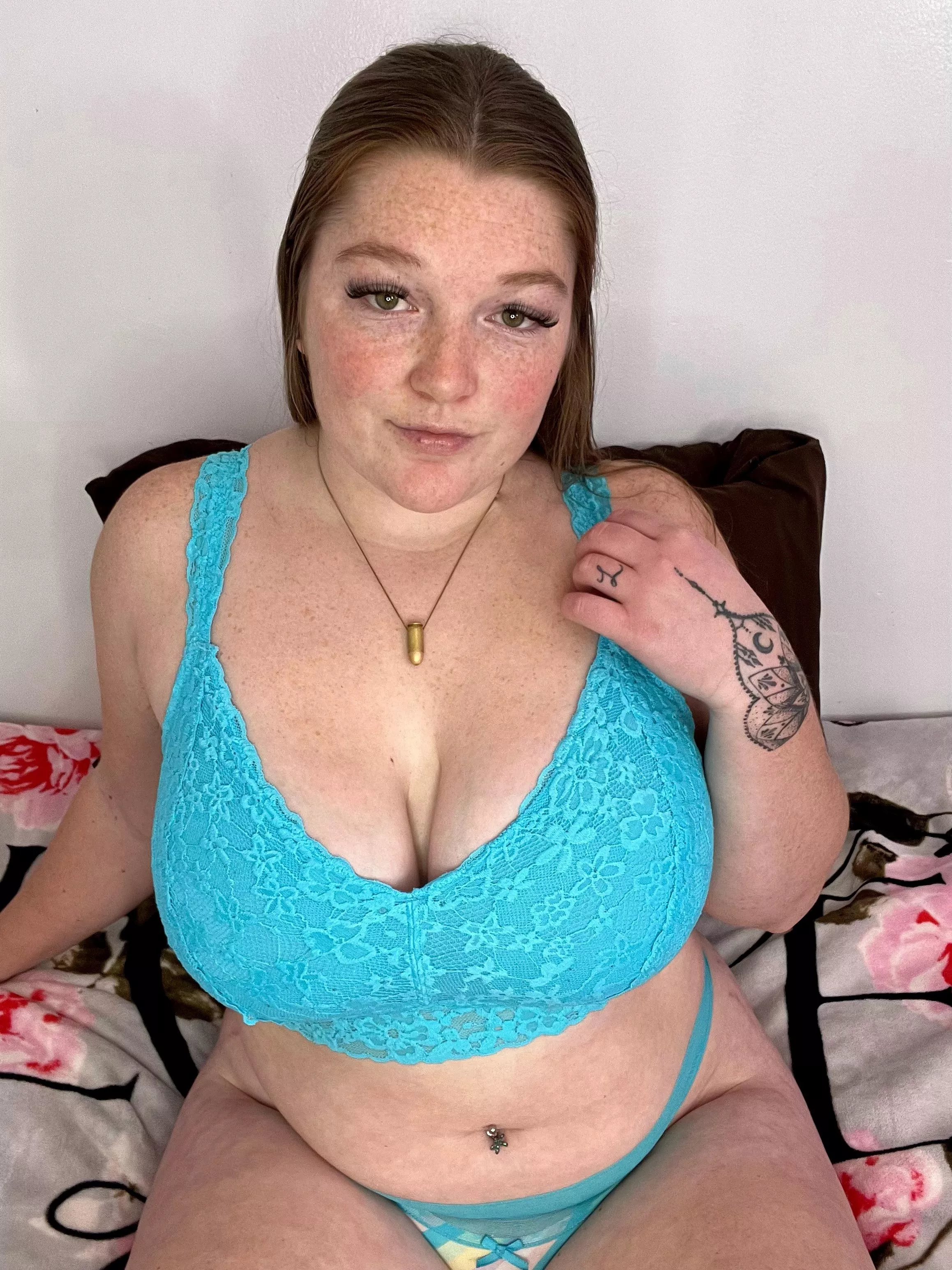 Put you cock between them😋 posted by pussiesncream