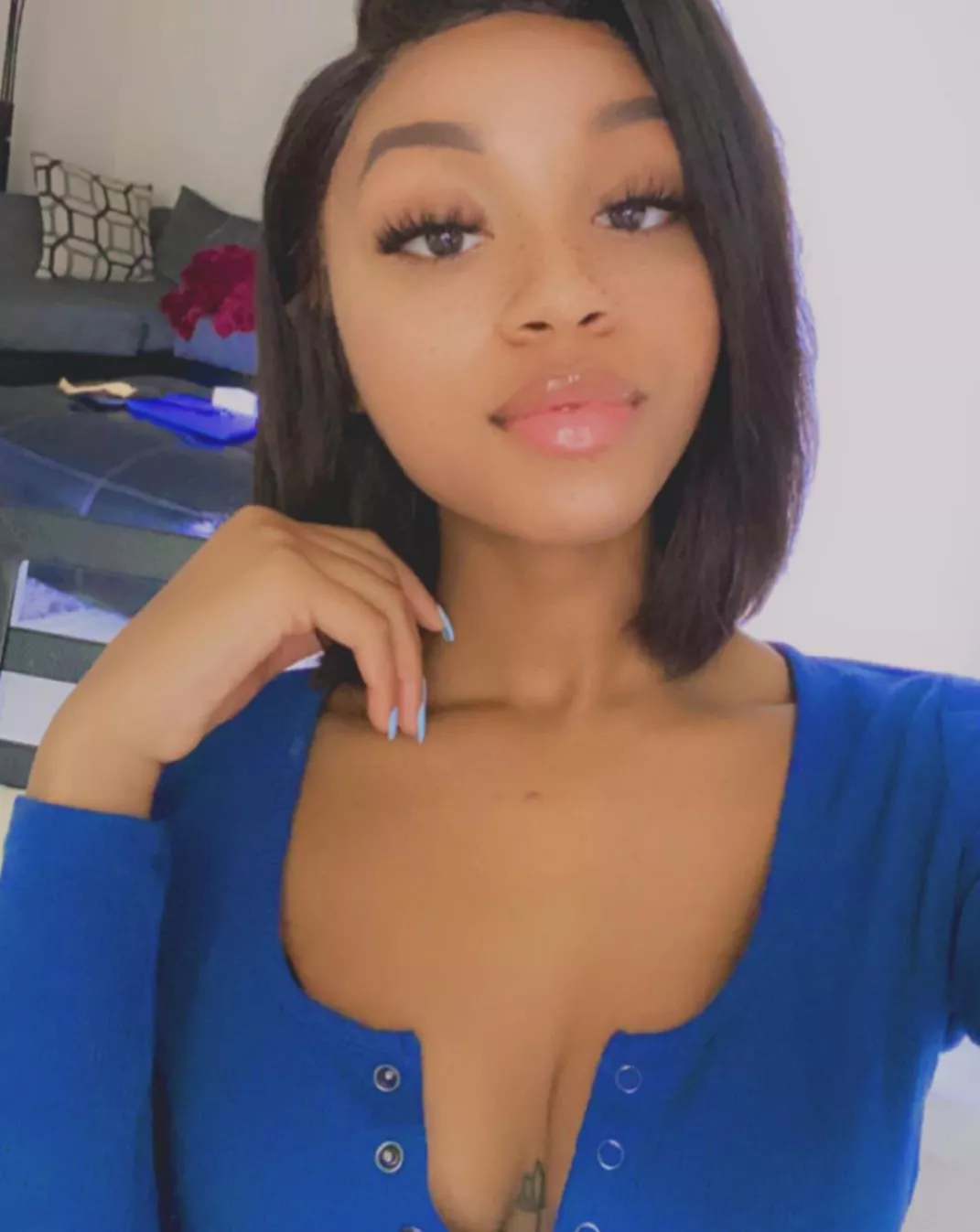 Put your big dick on her face and show me. dm me posted by CoverMePleaseee