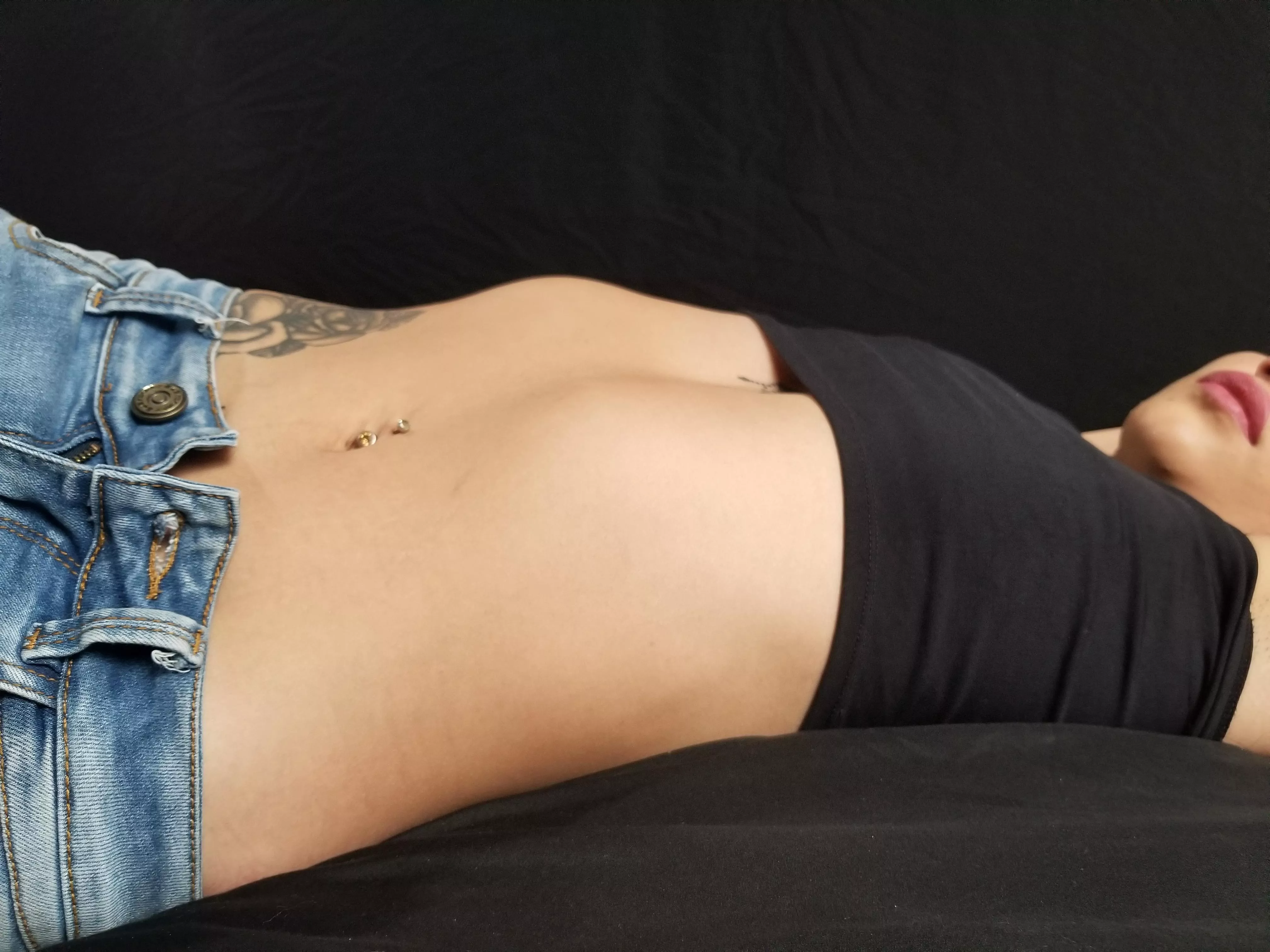 Put your face on my belly 😋 posted by scarletaiza