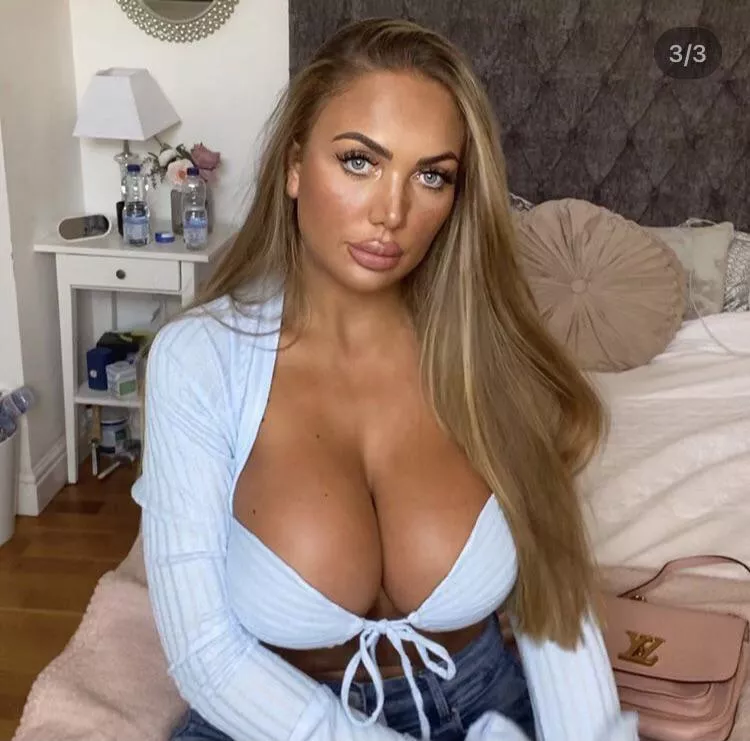 Quand ma meuf s'habille sexy pour qu'on voit ses sein... ça m'énerve et m'excite a la fois 😓😓 posted by Time_Try3380