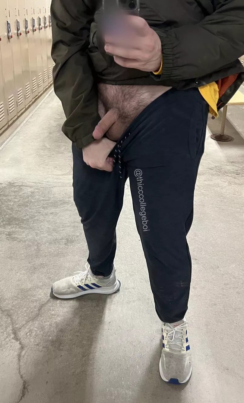 quick pic in the locker room before leaving posted by bobbybobburino