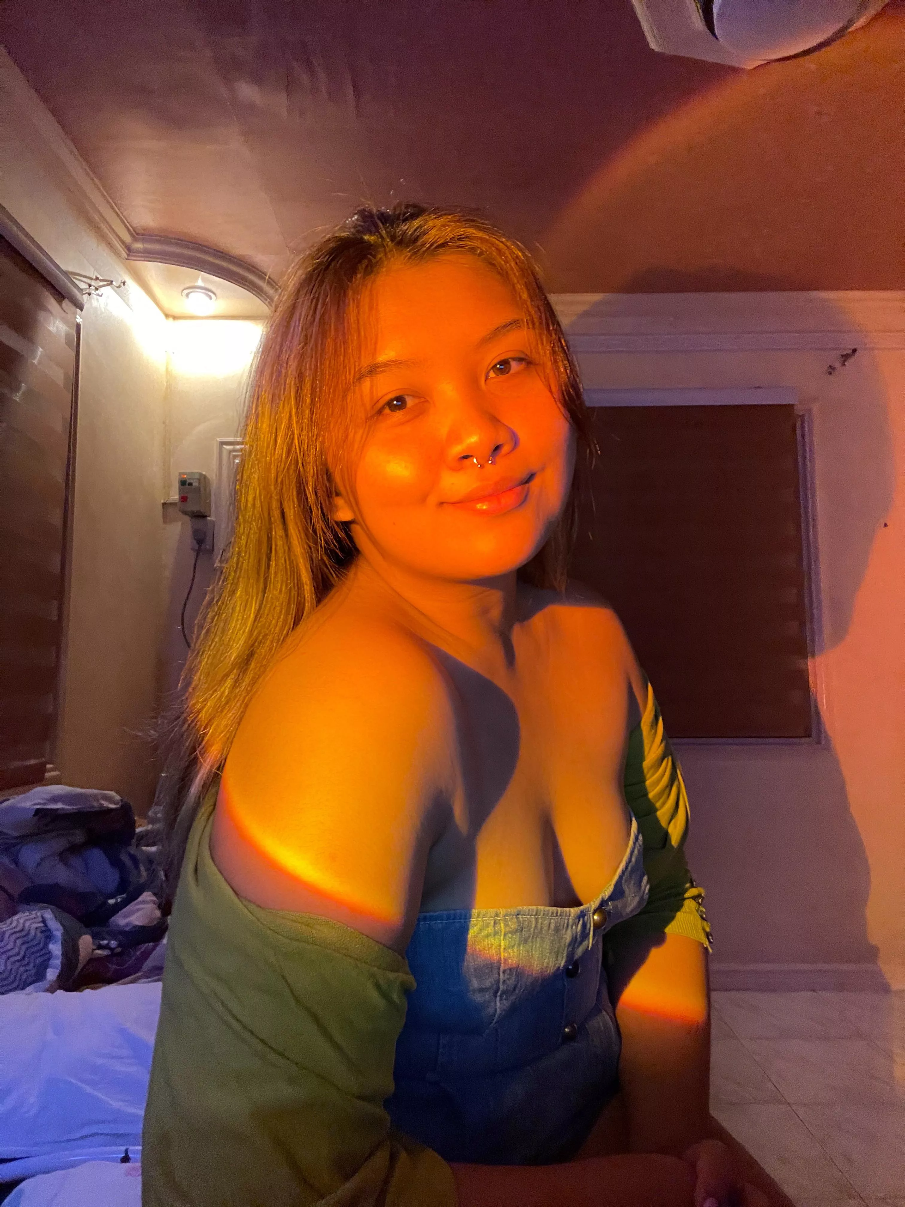 Quick selfie before my Filipina friends will come pick me up for drinks 🤭 posted by subrosapersona