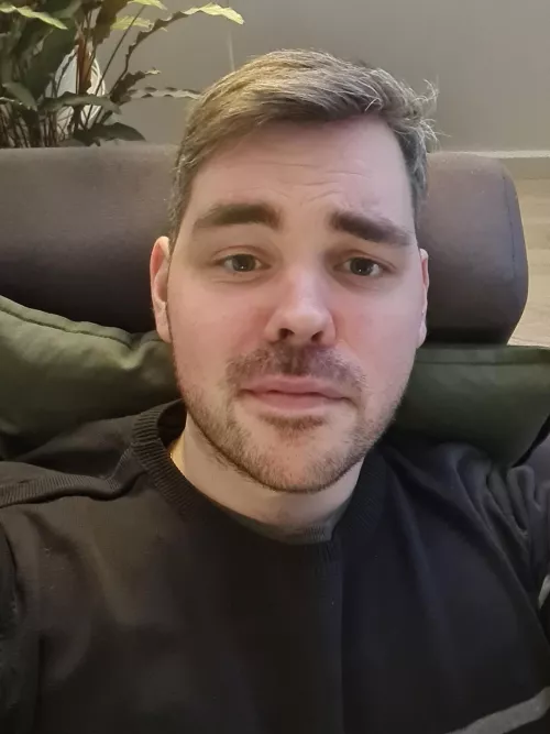 Quiet friday evening alone, thinking about what to game 🙂 by Earphy