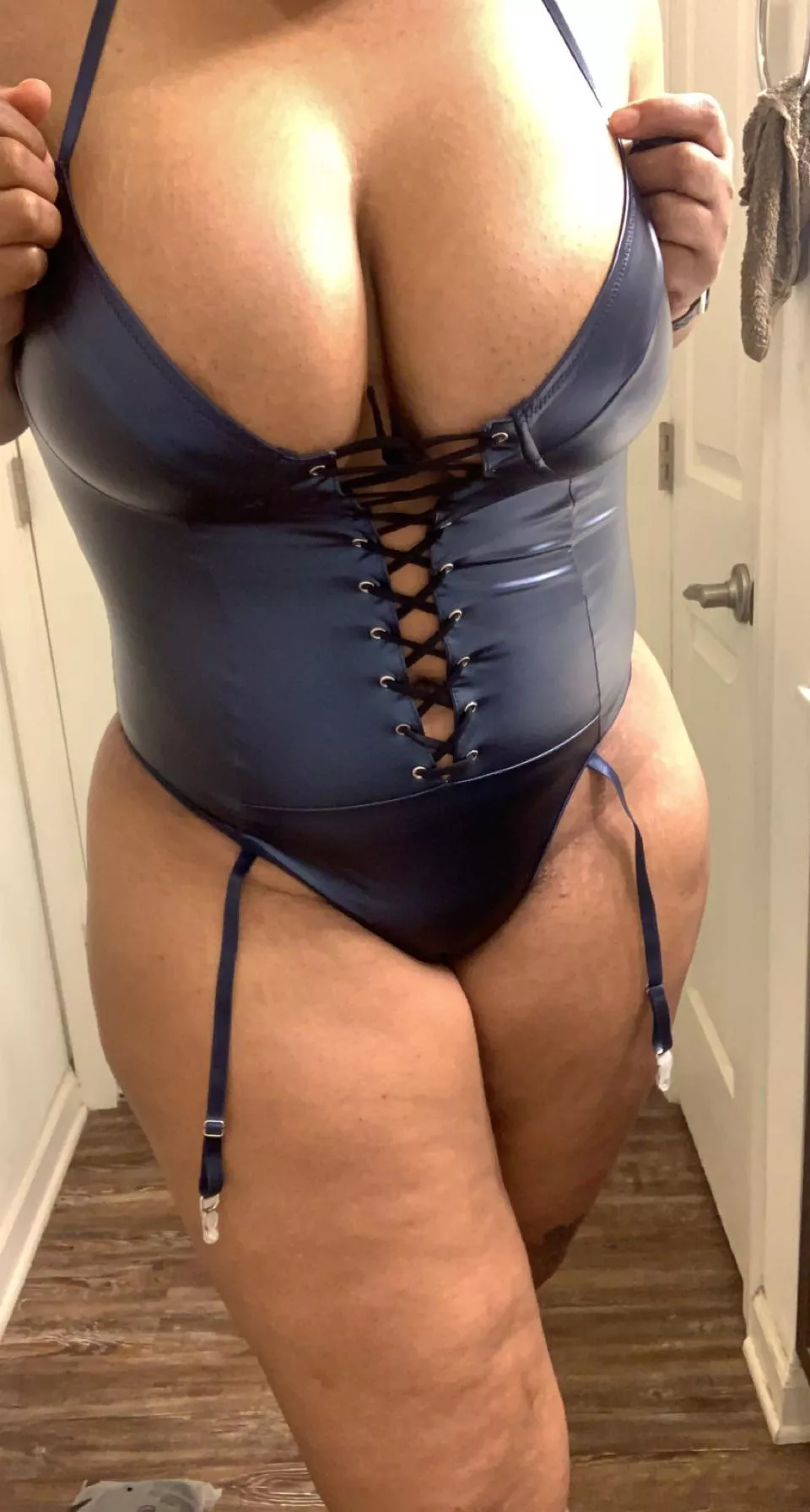 Raise your cock if you like thick thighs posted by LatinaNinaa