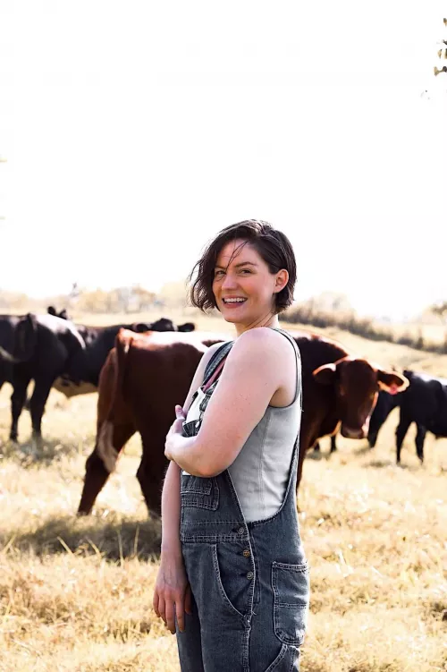 Ranch wife wants to be shown! I think she needs a couple dicks satisfying her by siRmis3