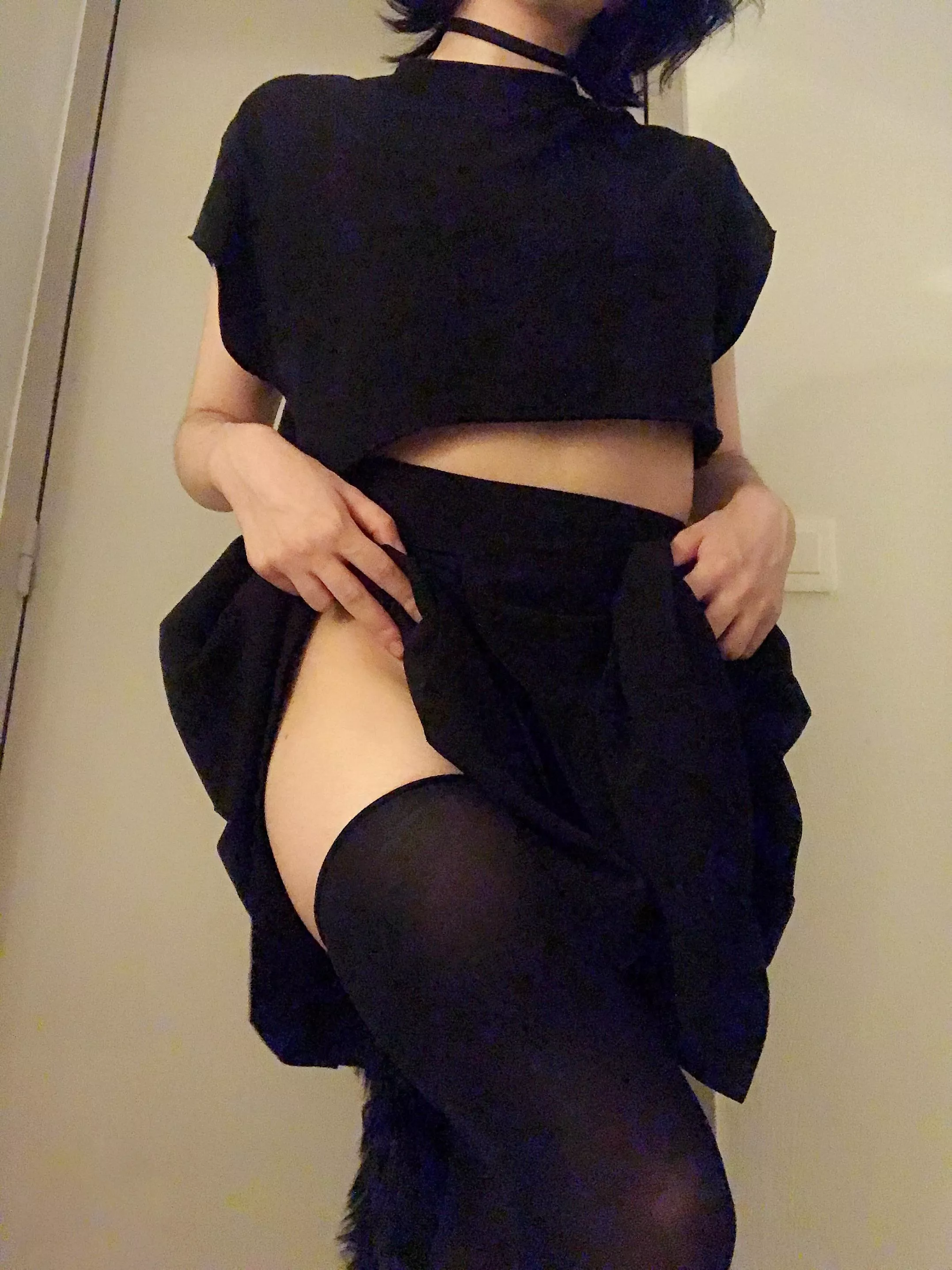 Random pictures i took back then, full set available on my support platforms 🖤 posted by leopayan1999