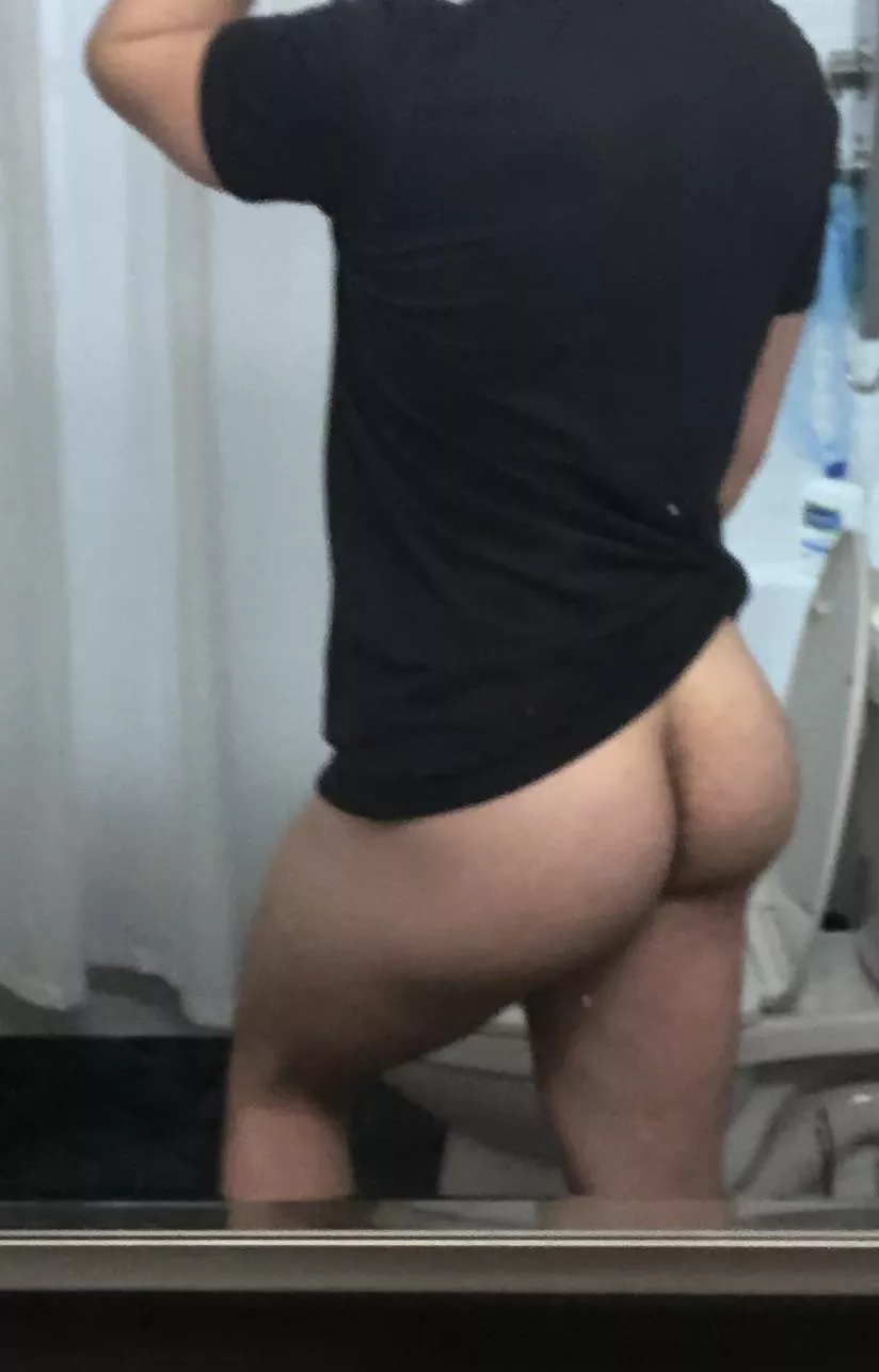 Rate my booty. Idk if this is too ‘boring’ for this sub but I think I have a pretty hot ass posted by eatingassisnotgross