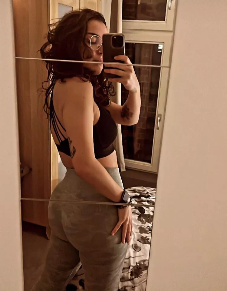 rate that ass 1-10 posted by bbvvvgyjhhggg