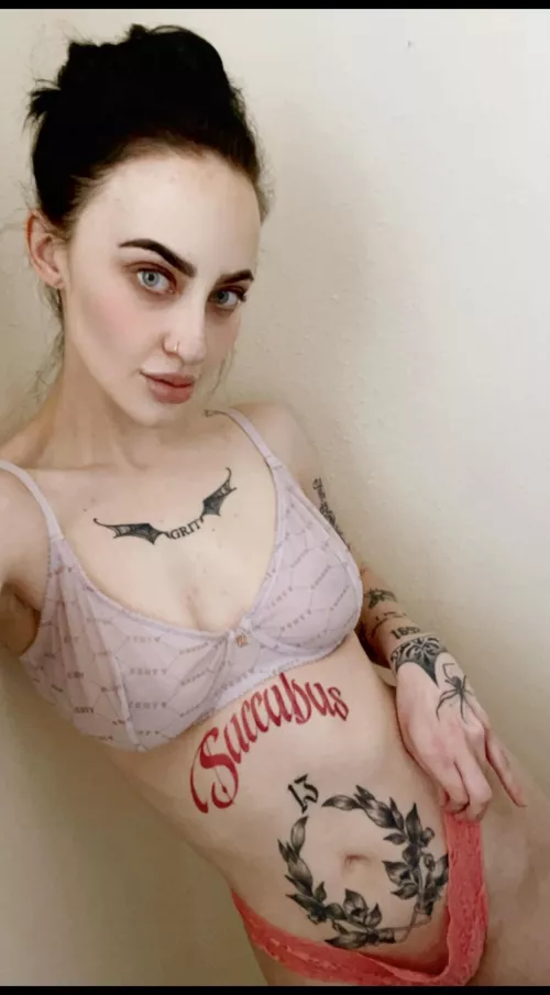 Ravenna de Vil (@h0t.g0thic) [Instagram] by ravennadevil