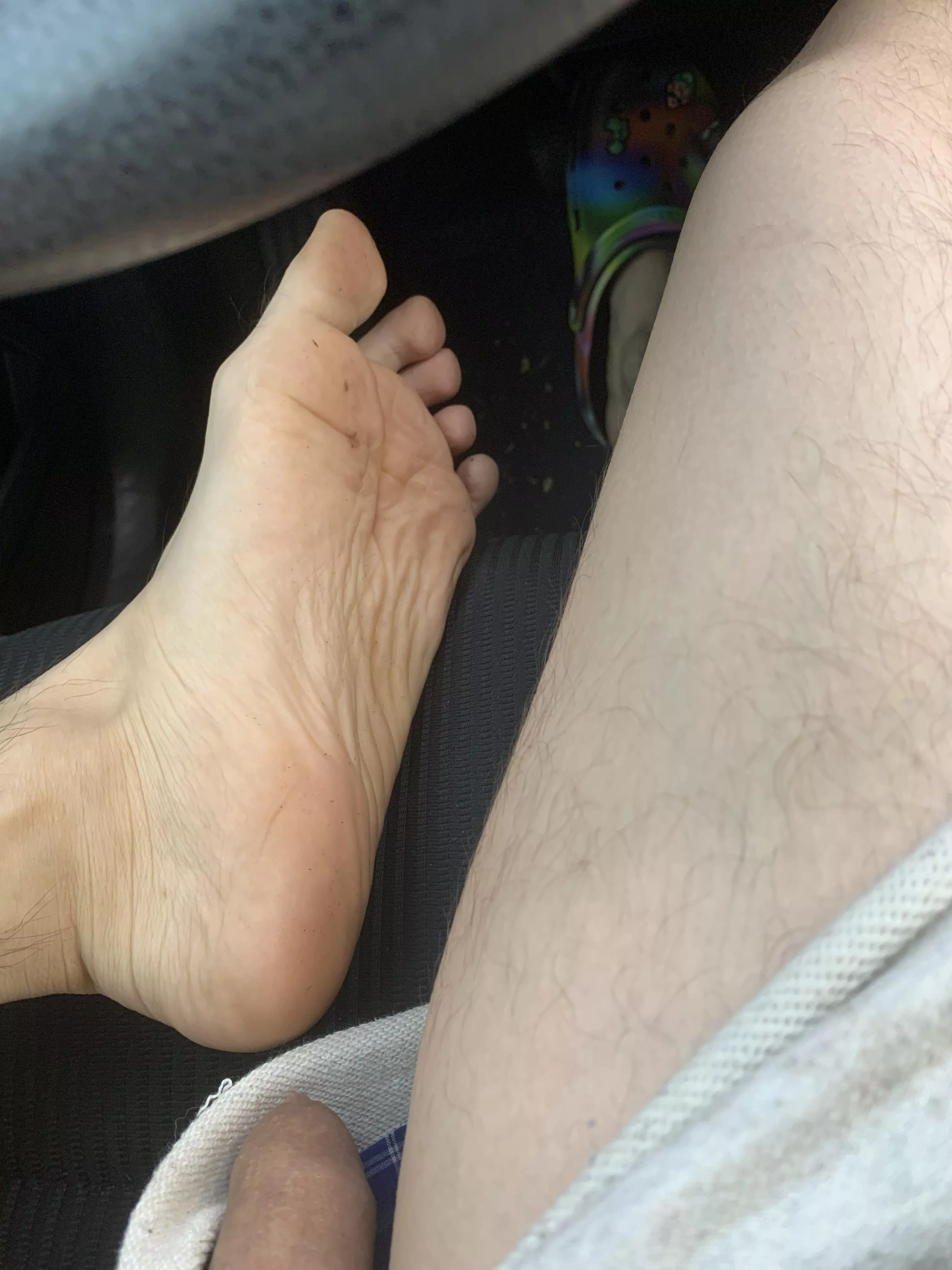 Red light peak 🫣 posted by boyfeetlover