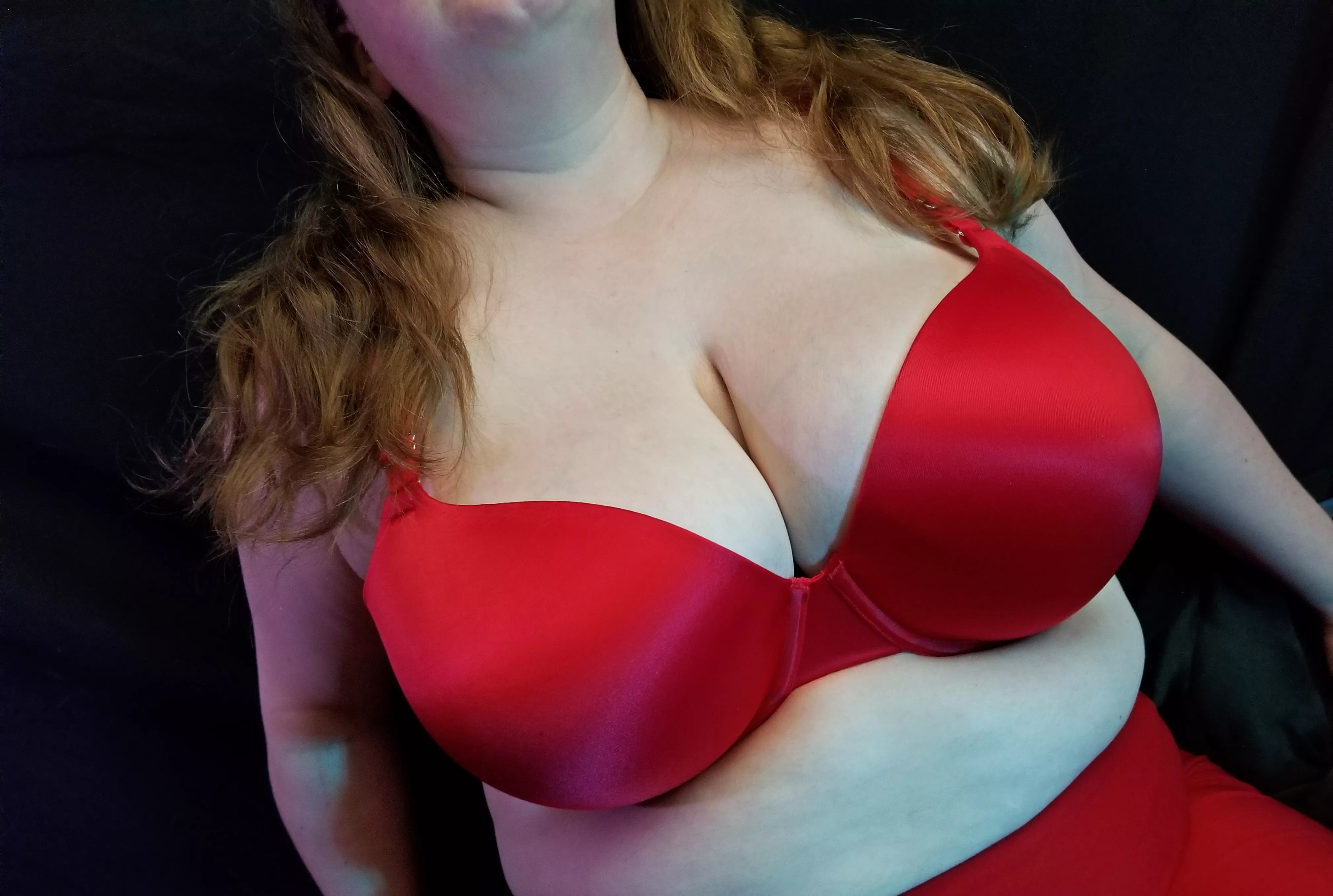 Red Satin Saturday posted by Merotany