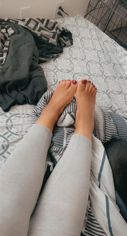 Relaxed feet by LatinaNinaa