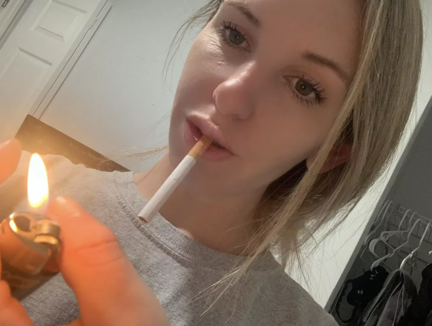 Relaxing Sunday with a smoke 💨 posted by PantiePrincess300
