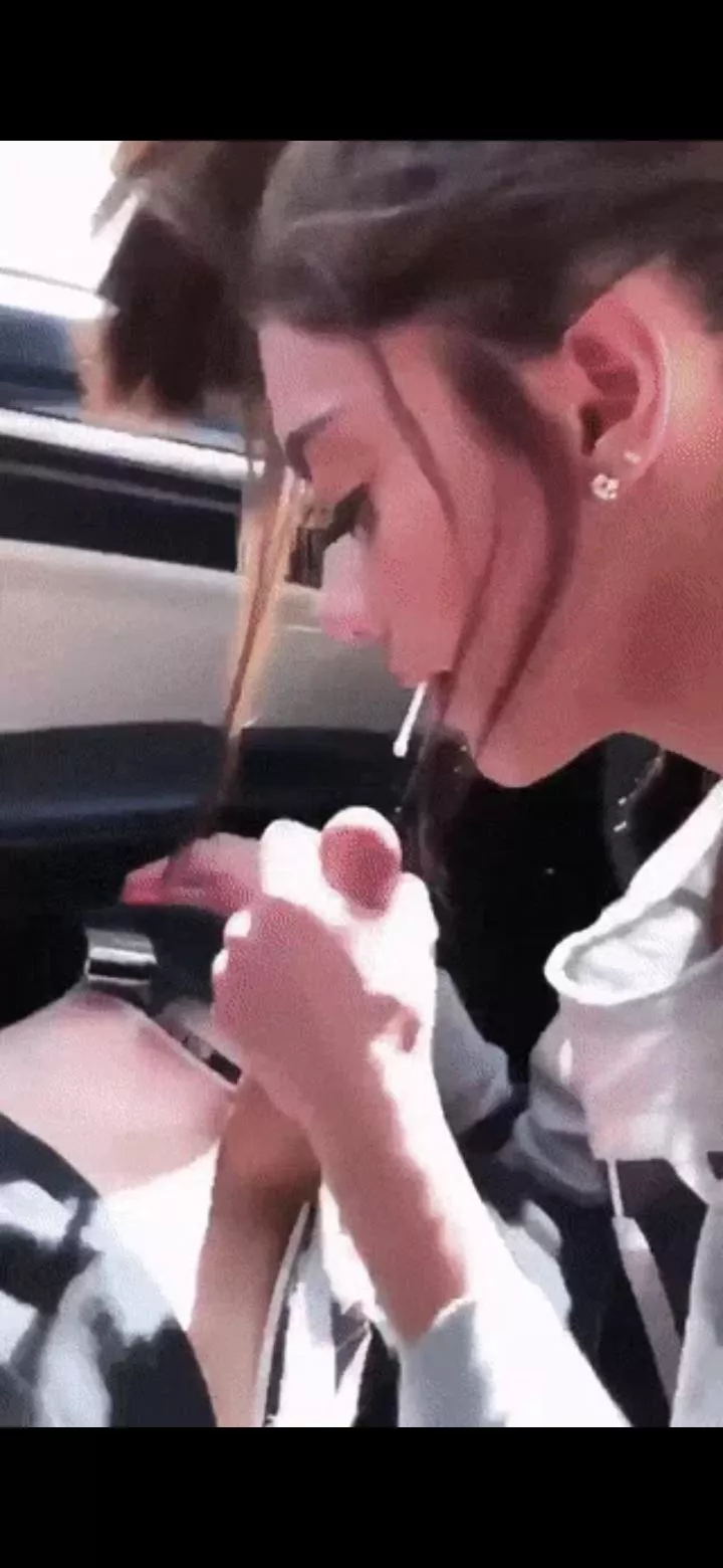 re-upload sorry, anyone know who she is!? thought maybe a better picture would help! THANKS 👍🏼 posted by AnyAside3187