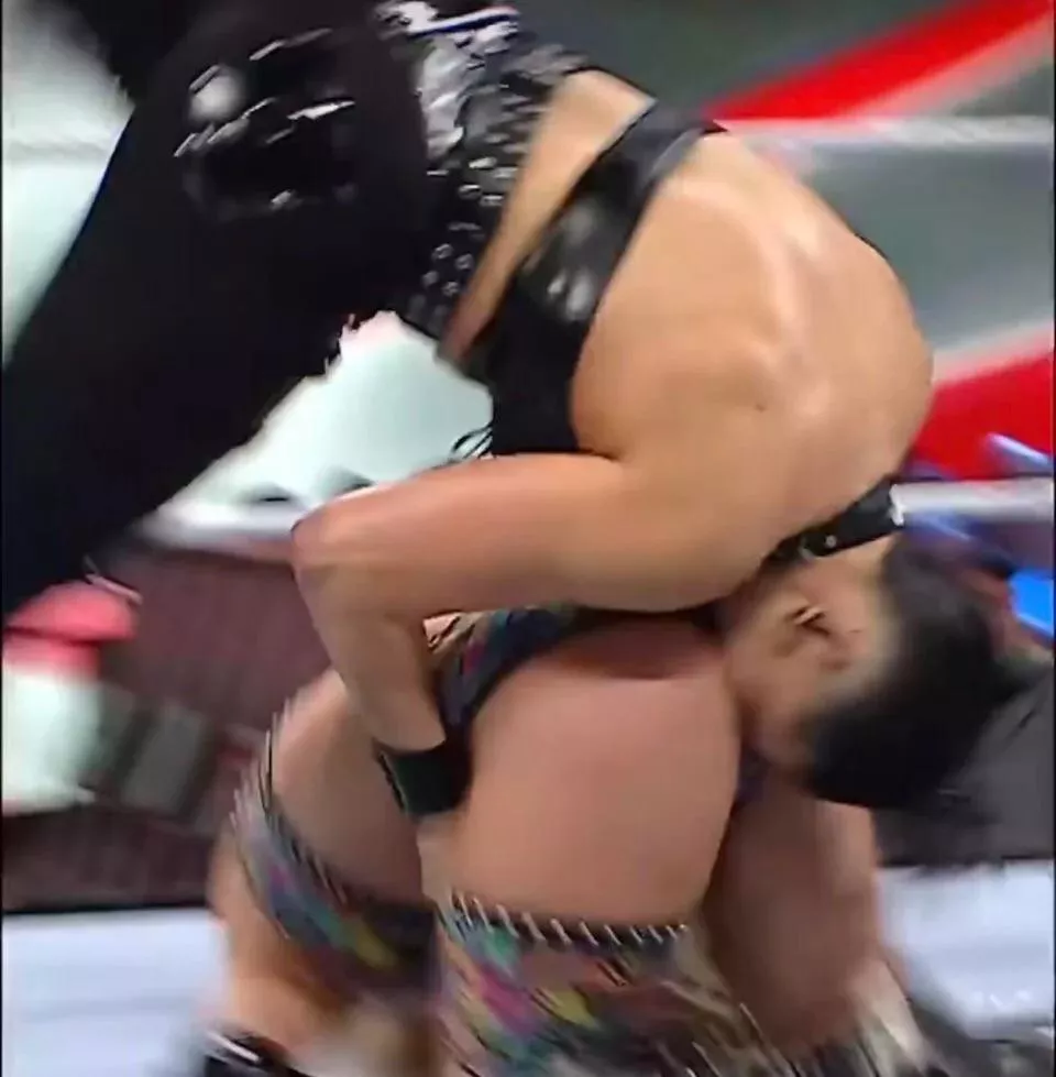 Rhea’s face in Liv’s ass 🍑 posted by StinkfaceDivas279