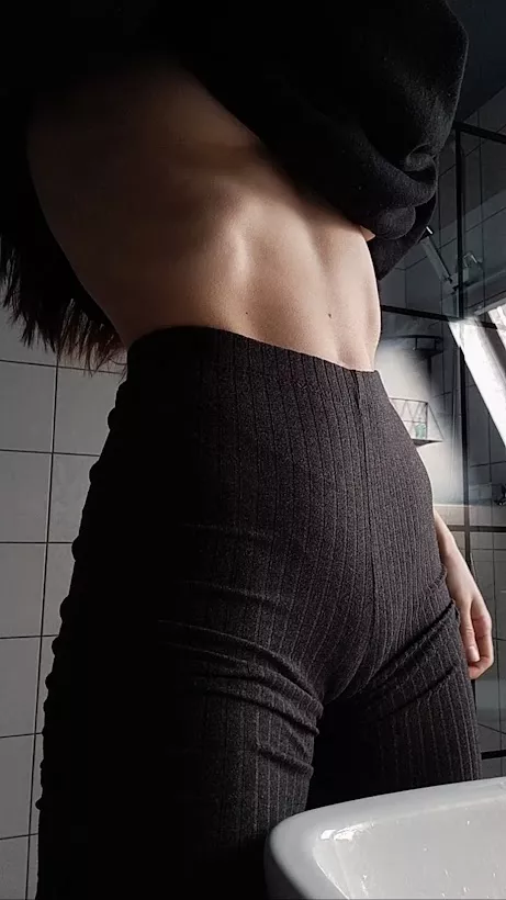 Ribbed yoga pants are my new fave posted by simmibea