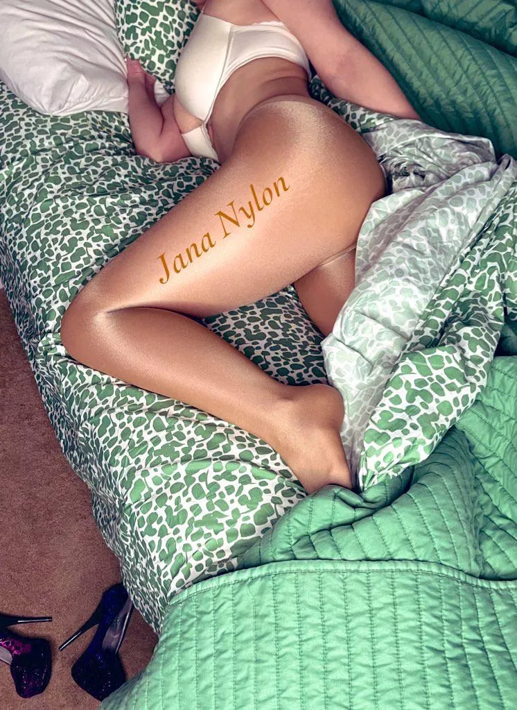 Rise and shine my nylon pervs 💋💋💋 posted by JanaNylon