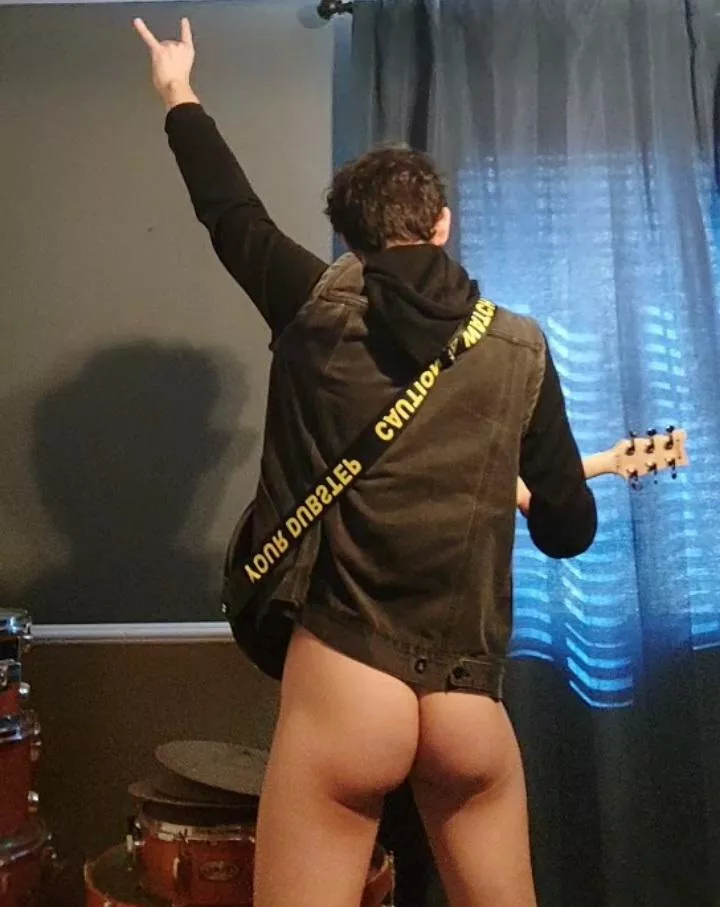 Rock out with your ass and cock out 🍑🎸🍆 posted by ItzBoneDaddy69