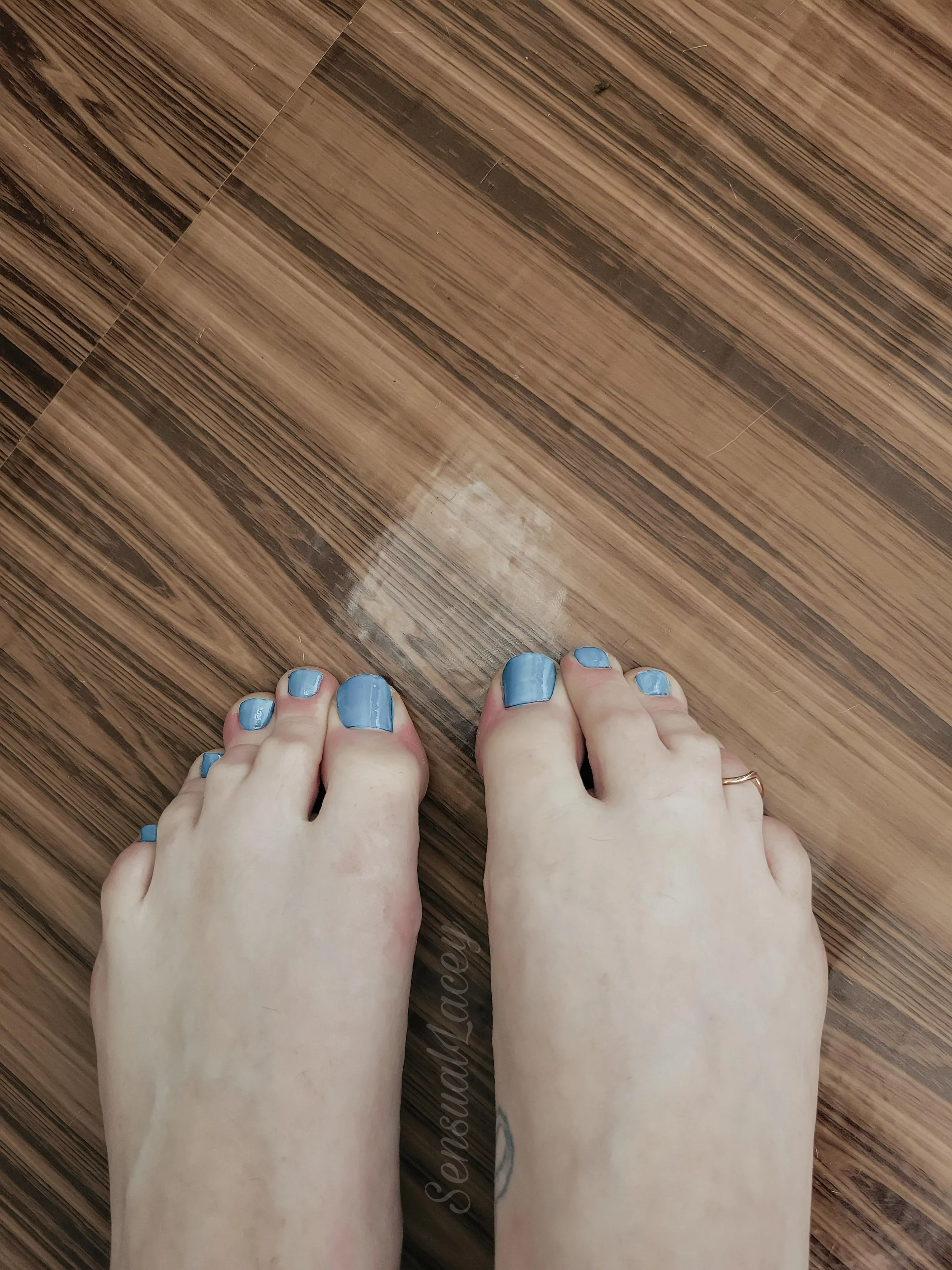 Rub my toes 😌 posted by SensualLacey