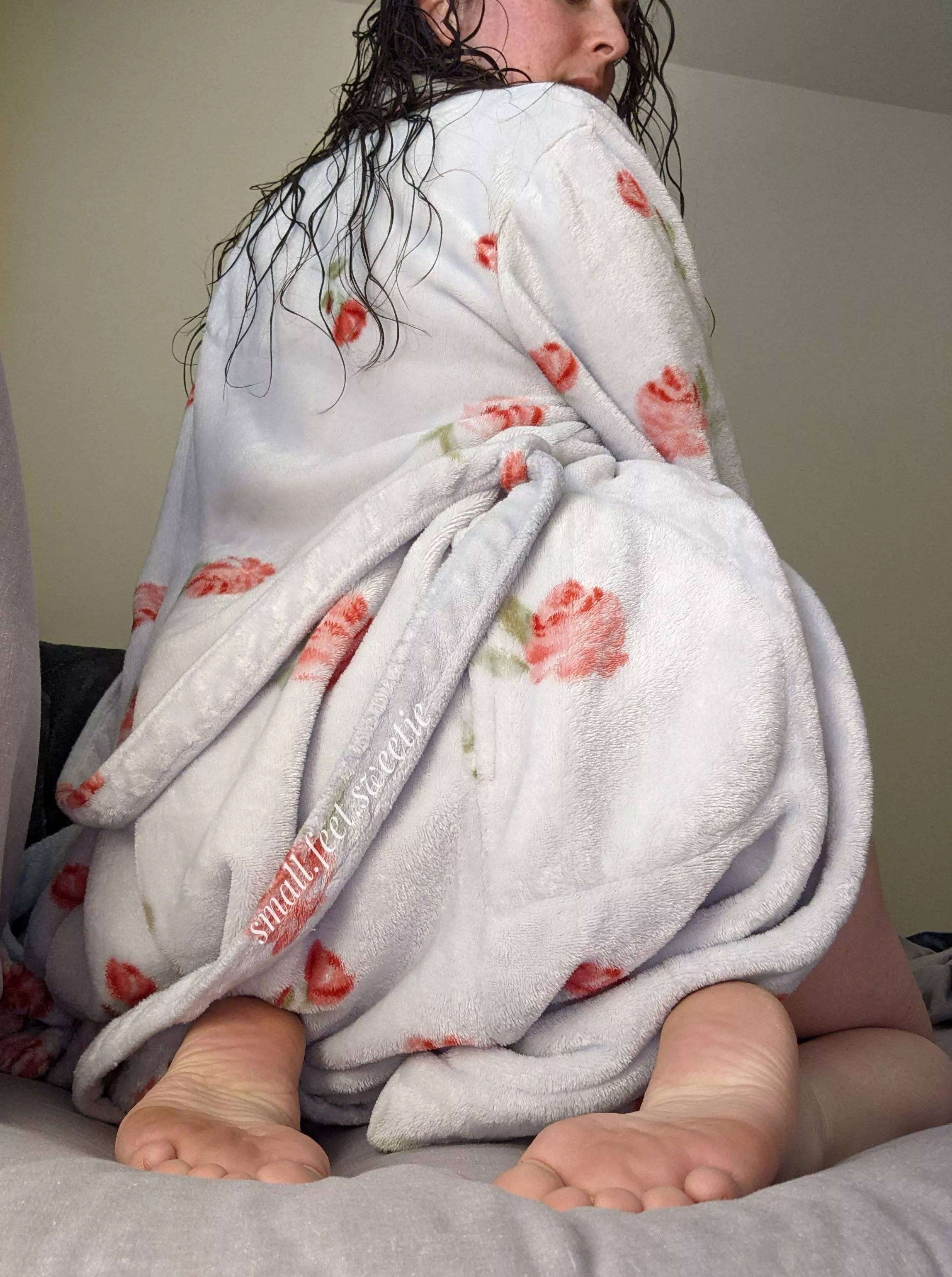 Run your hands over my soles and under my robe posted by smallfeetsweetie