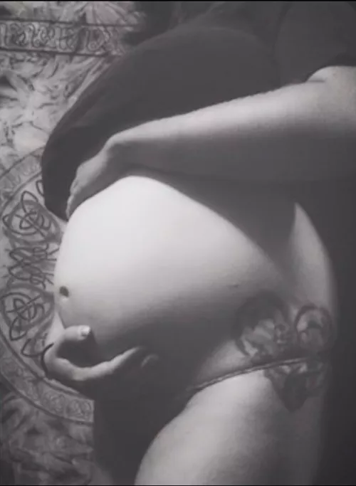 Safe with mama 🤰🏻 by Hellomamaxoxo