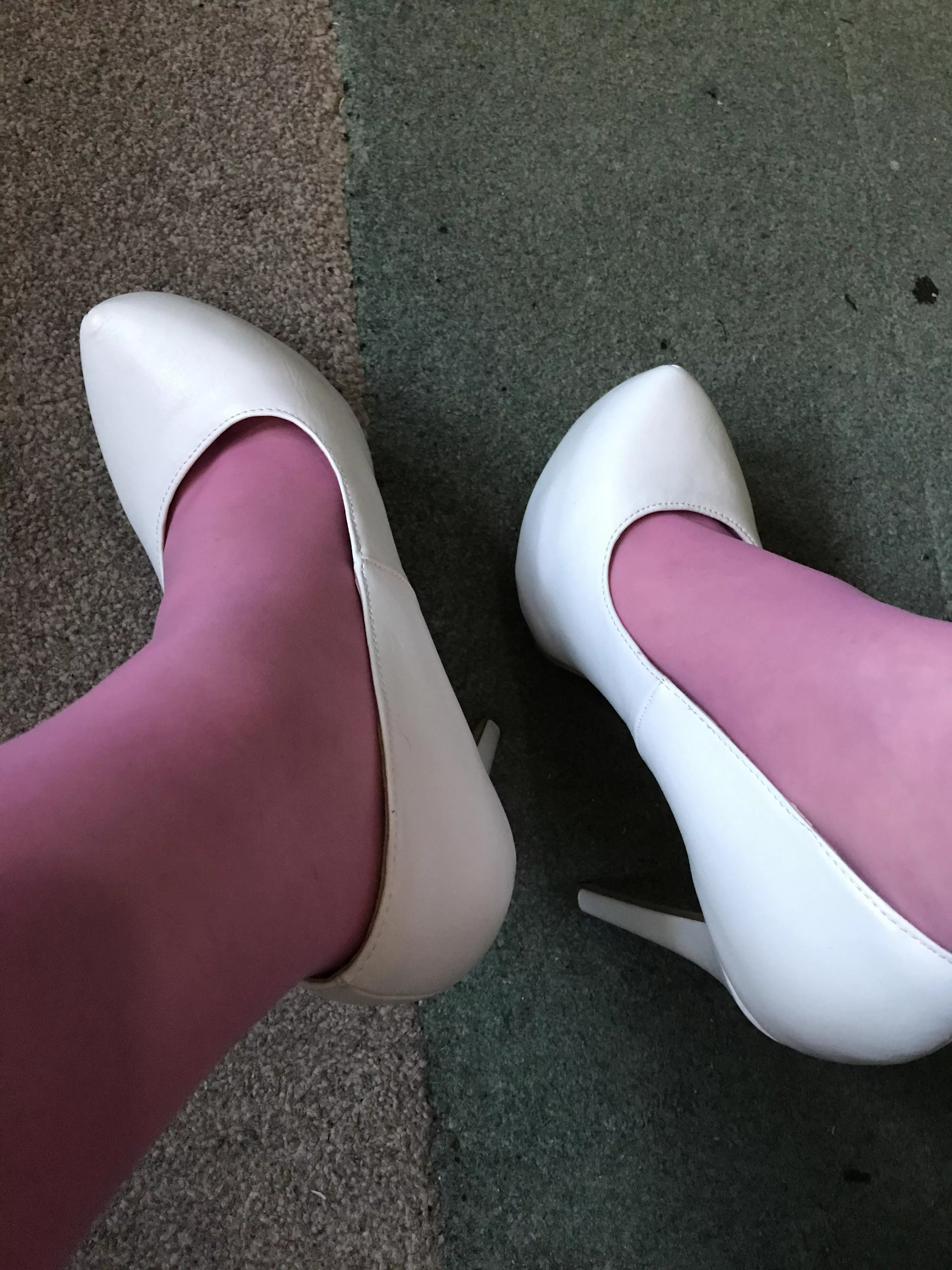 Same white heels, new pink nylons… posted by R2-X5