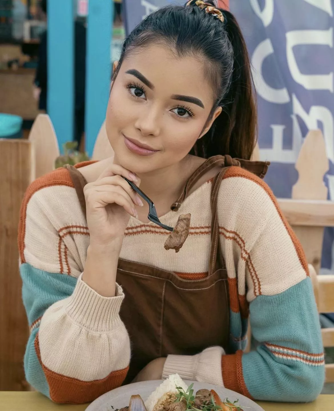 Sarah Atoms posted by alejour