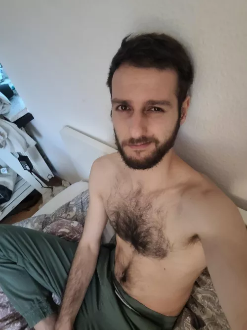 Saturday afternoon, quarantine day 5 and bored af, any of you have advices on contrnt to read/stuff to watch ? 😊😊 by franchaqs