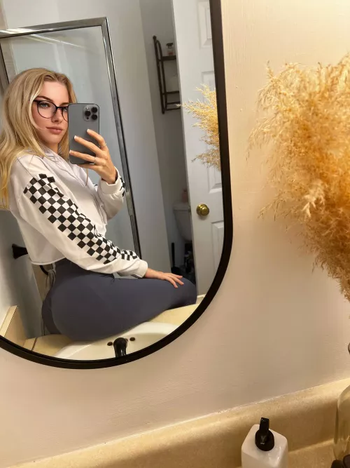 say hii if you want a kiss (21f) by Kyliesfeettt