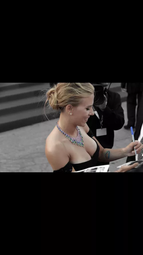 Scarlett Johansson by the_wolfeyes