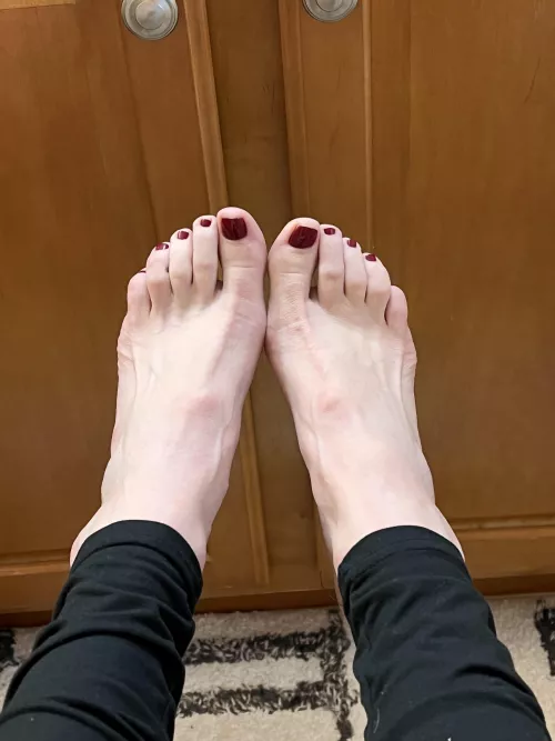 Seemed a shame to put socks on over my fresh pedicure so I took a pic to share! by Lorelei_Autumn