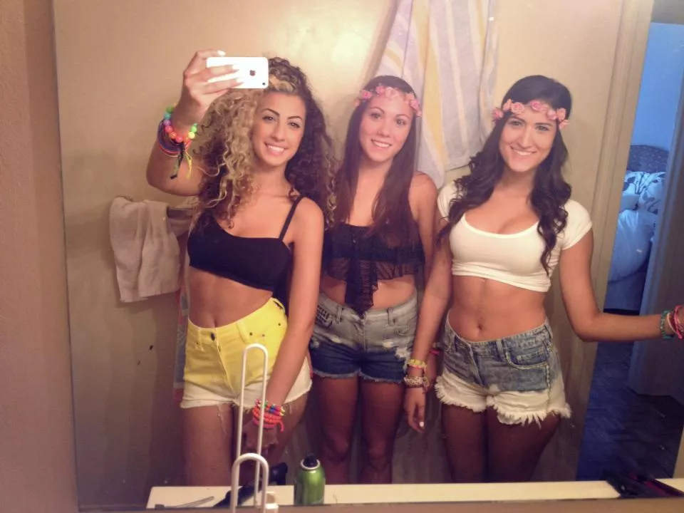 Selfie posted by NickiMinajAsshole