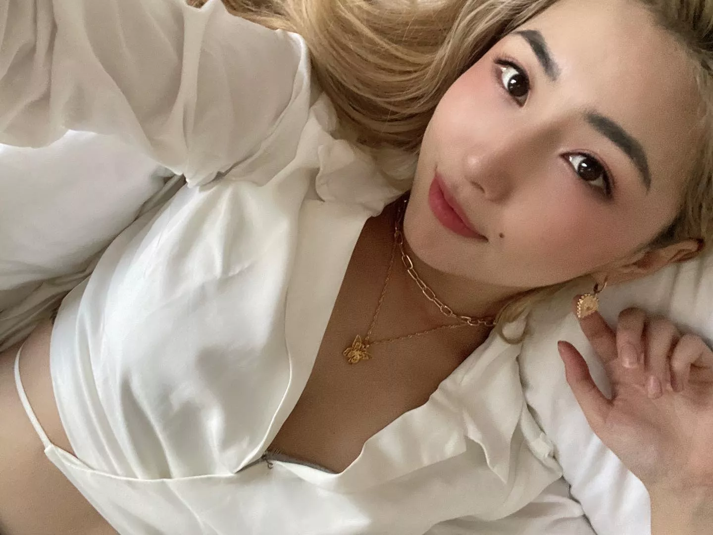 selfie in bed posted by ThawingBroom768