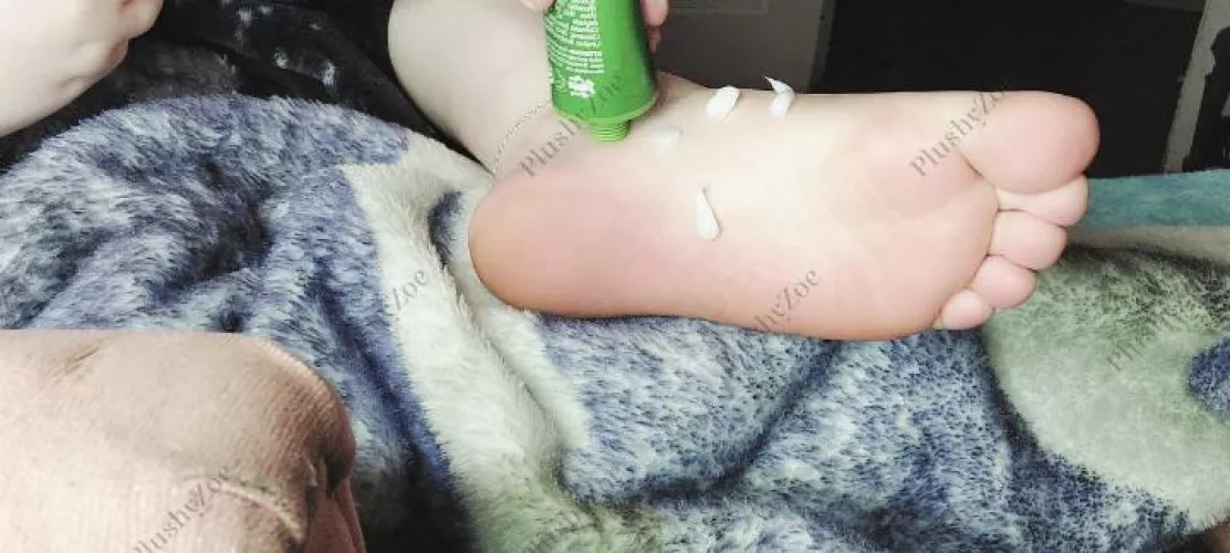 [selling] don't you want to watch me rub my lotion in? available now for sock/ shoe wear, feet fetish content available. by PlushyZoe