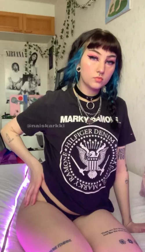 [selling] foot fetish, femdom and lewd pics and videos + sexting + videocalls 🤍 by sipetinh