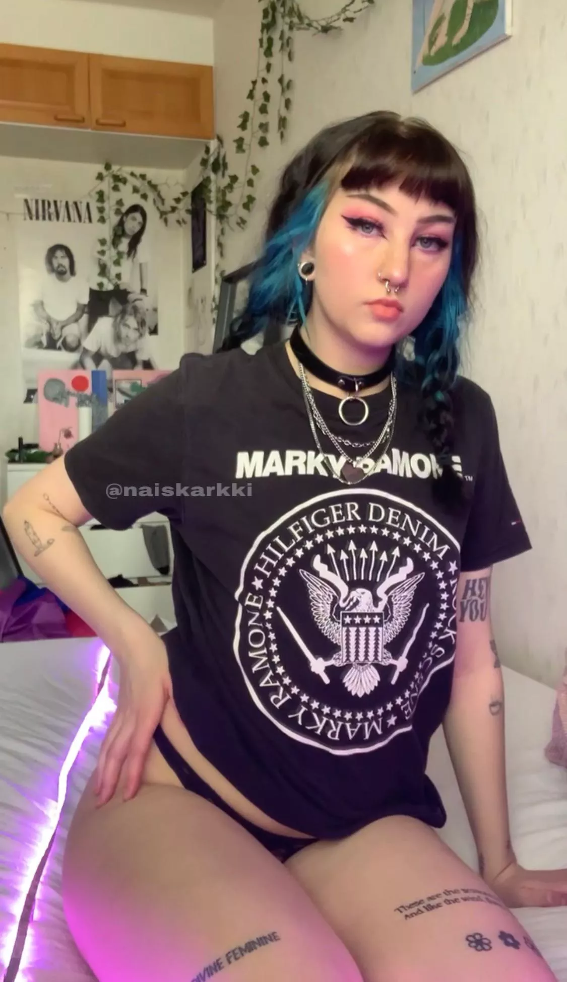 [selling] foot fetish, femdom and lewd pics and videos + sexting + videocalls 🤍 posted by sipetinh