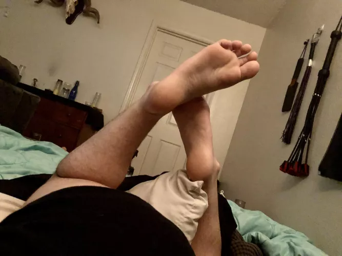 [Selling] Genderfluid Daddy accepting foot slaves. Worship with dollar bills or your tongue 👅 Pics | Video Sessions by Levi_Luxxx