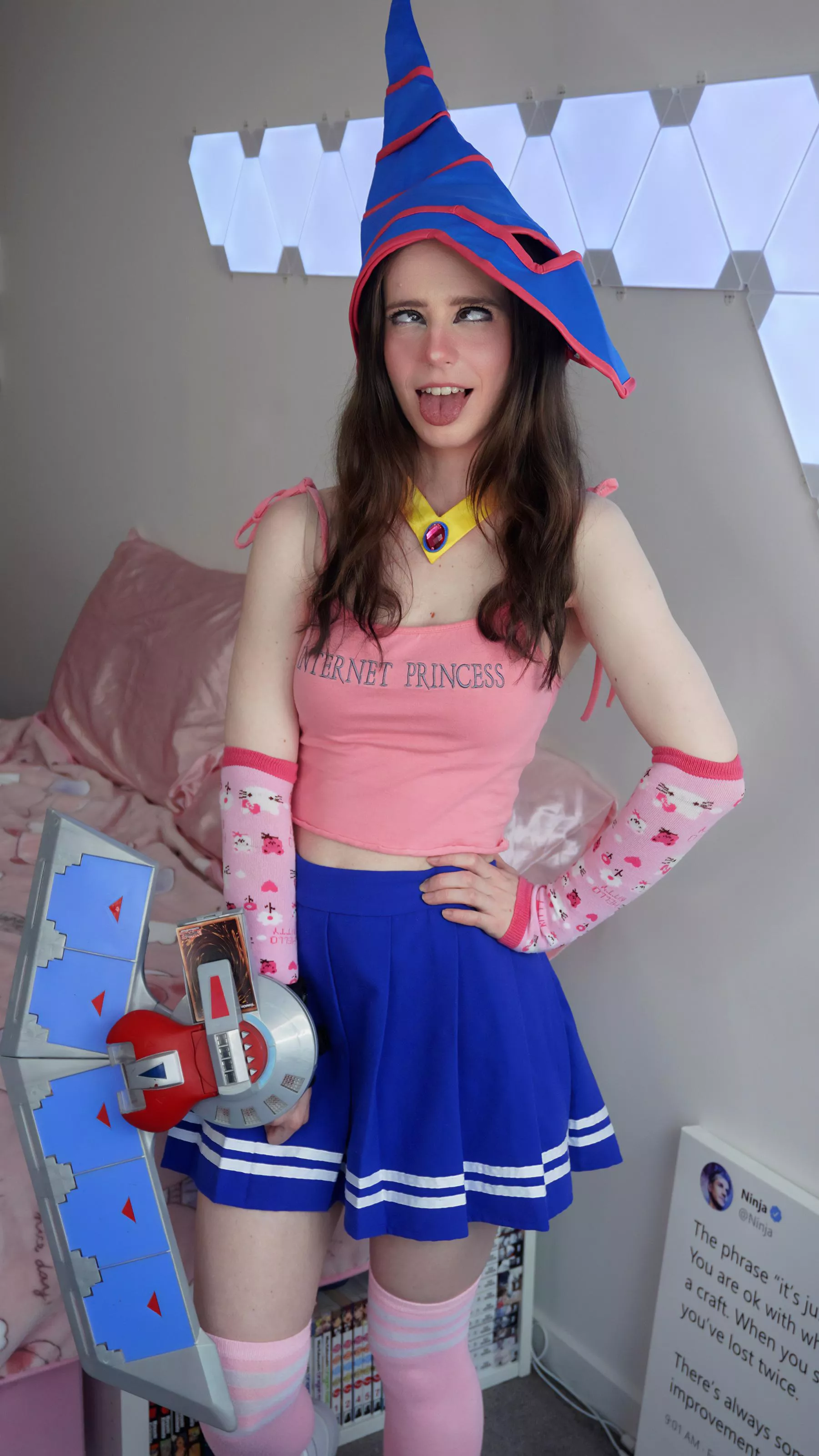 send this pic to your mom and say I'm your gf! ❤️ lmk what she says 😅 posted by ellieraelol