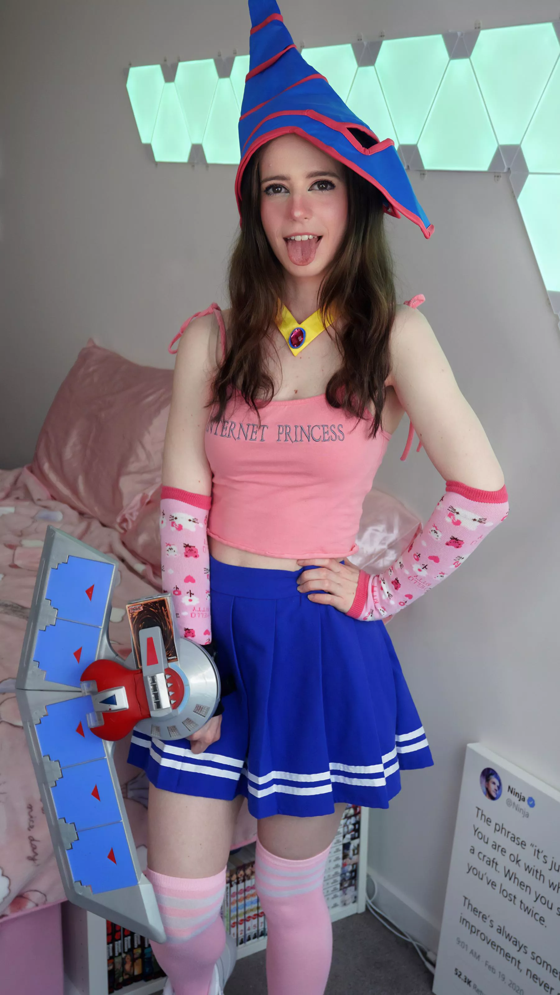 send this pic to your mom and say I'm your gf! ❤️ lmk what she says 😅 posted by ellieraelol