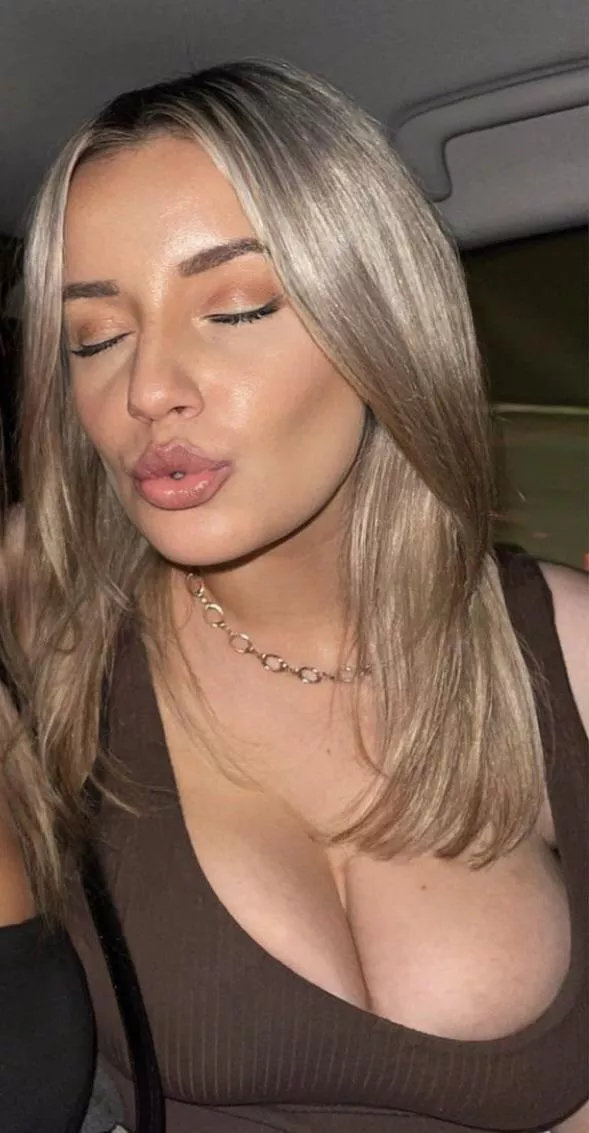 Sexy Aussie girl(IRTR) posted by weezyouttahere13