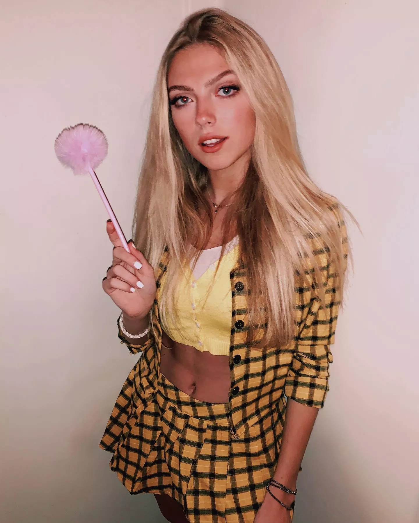 Sexy babe posted by siimple_code