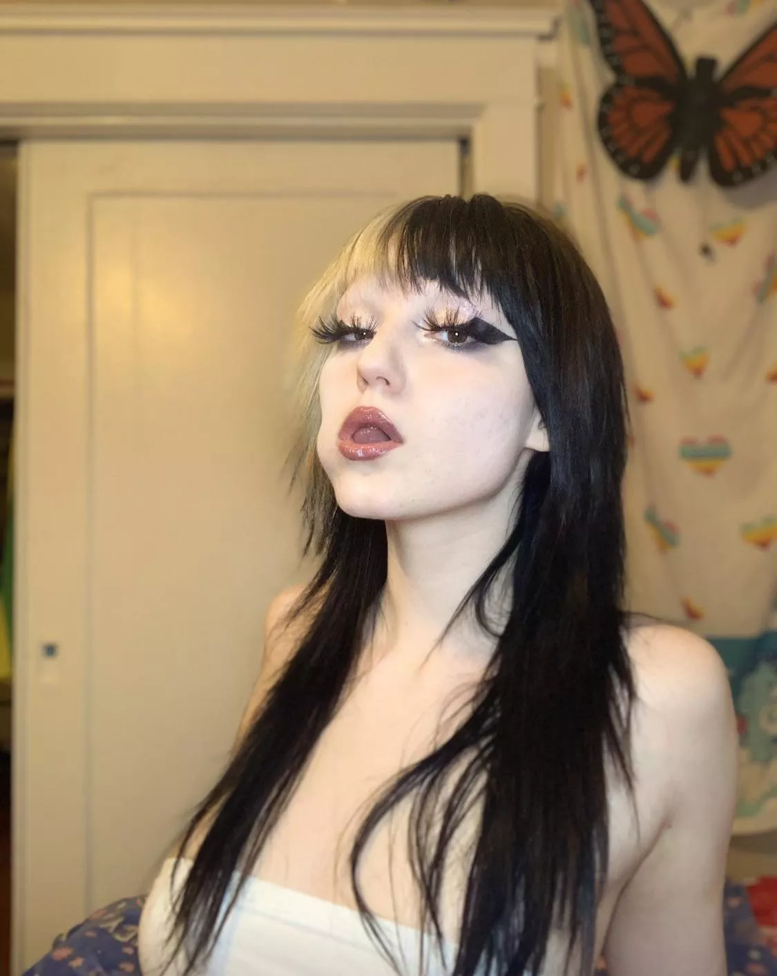 Sexy big wings and lashes 💸 posted by darbybaby_xoxo