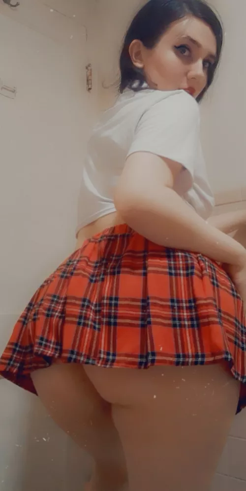 Sexy brunette with a big 🍑 by bigbootyisabella