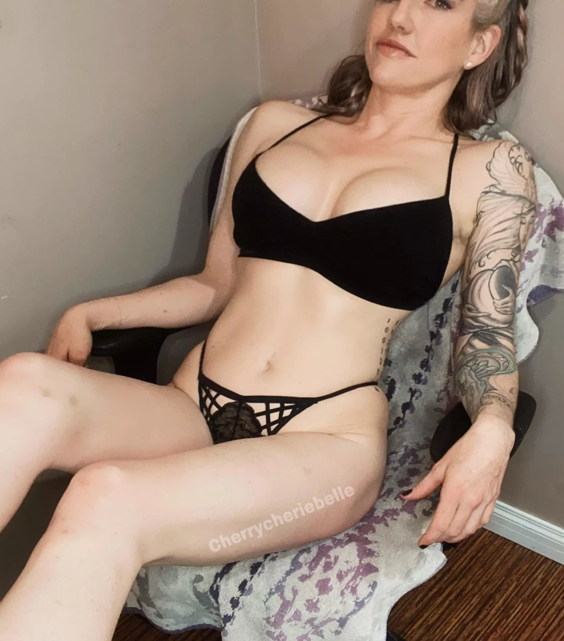 Sexy milf tummy posted by Snow-Cherry