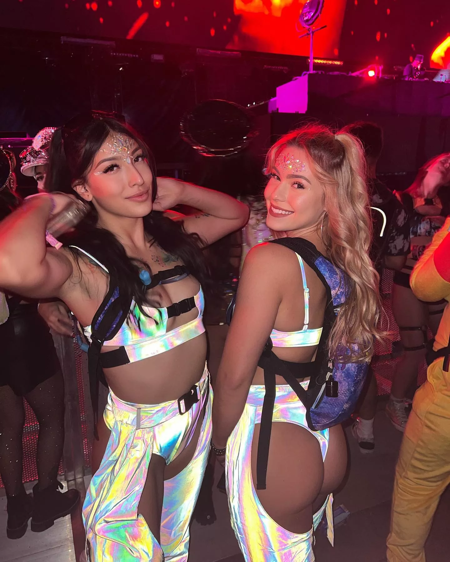 Sexy rave babes posted by siimple_code
