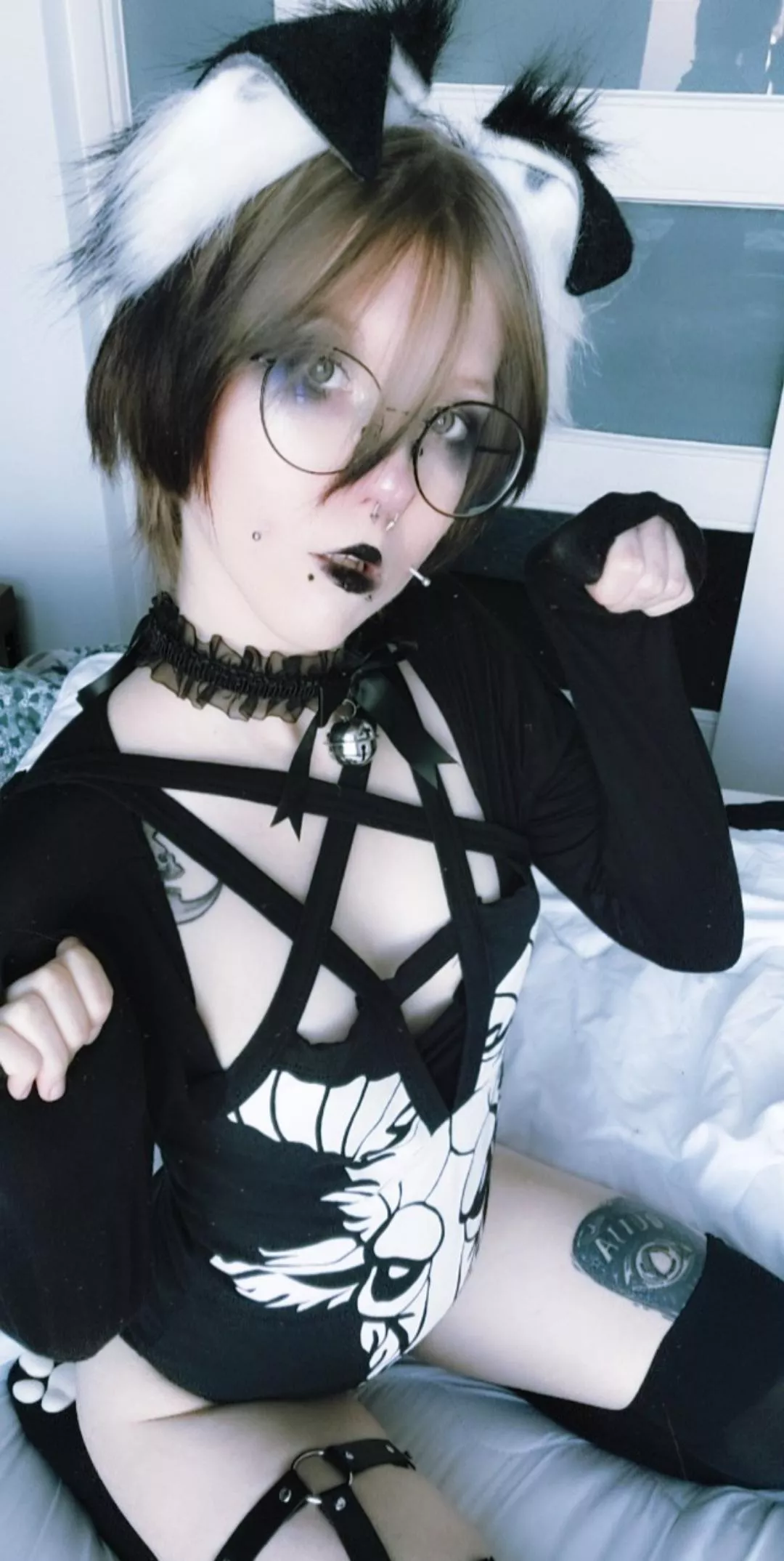 sfw please 🖤 posted by -Witch_